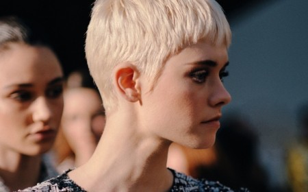 coupe courte à la garçonne blond platine