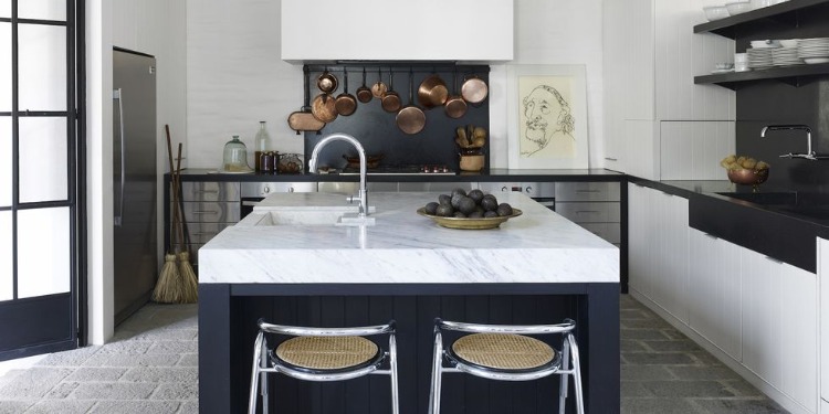 cuisine bleu marine et noir avec îlot central plan de travail en marbre blanc