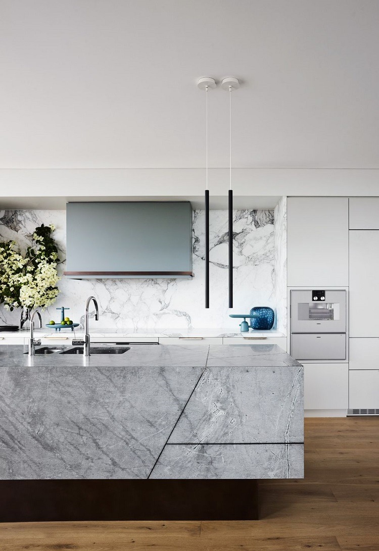 cuisine moderne tendance 2020 design en marbre blanc crédence et plan de travail assorti