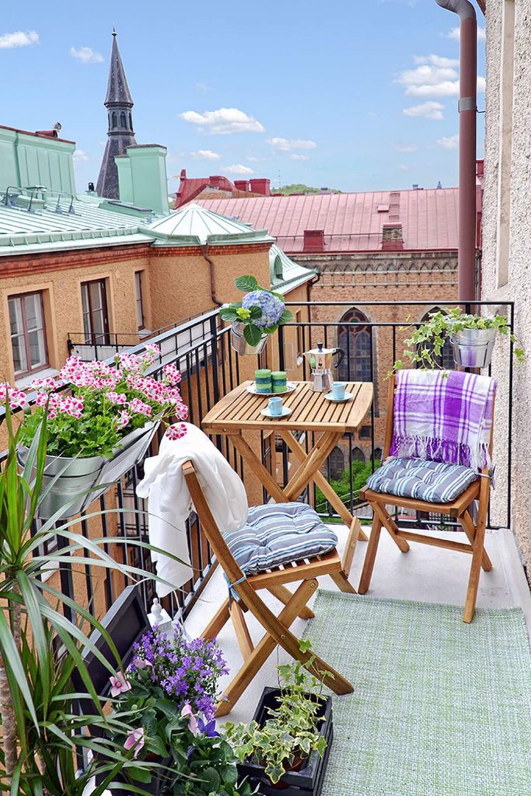 deco petit balcon mobilier pour balcon en bois fleurs en pots tapis