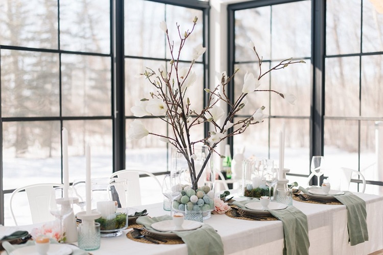 déco de table pâques centre de table naturel en branches de magnolia et oeufs colorés