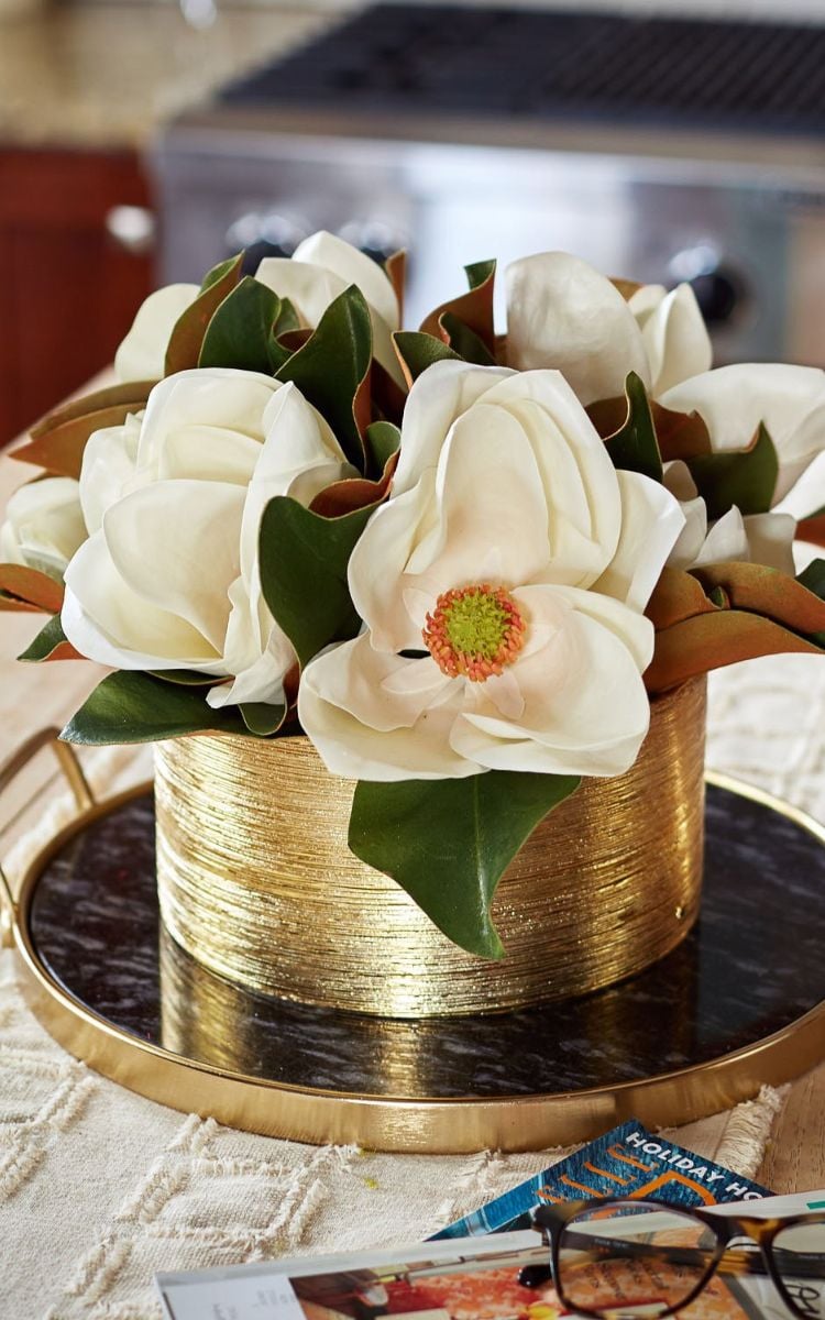 déco de table élégante vase doré avec fleurs de magnolia