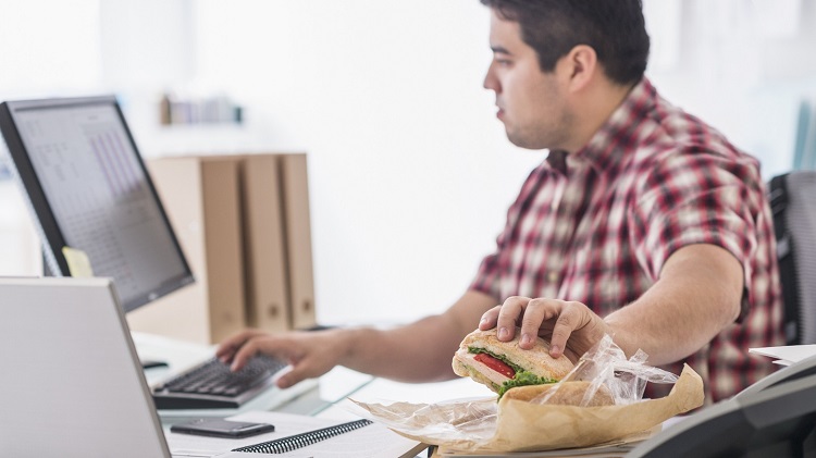 gestes hygiènes limiter contamination covid 19 mauvaises habitudes manger au bureau