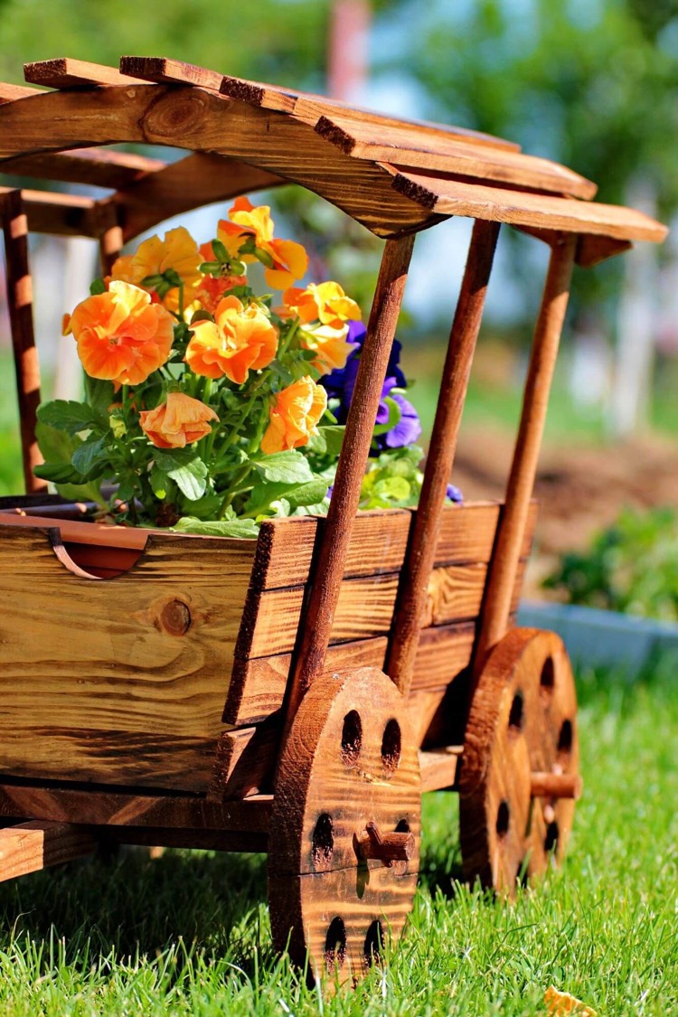 jardiniere originale en bois en forme de train fleurs pensees