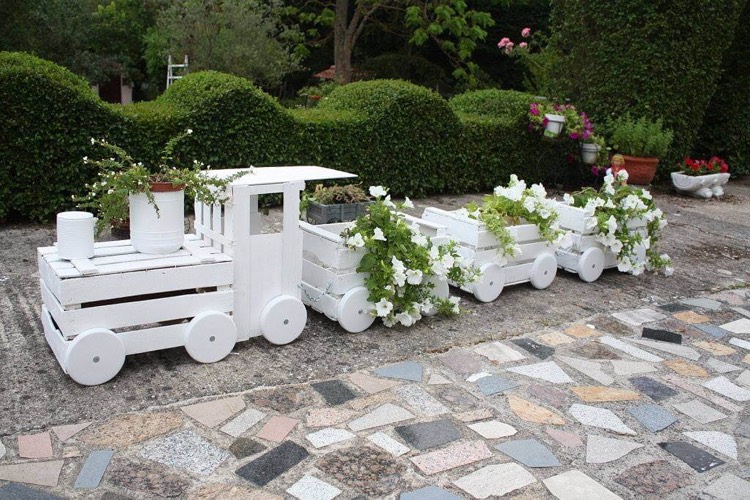 jardiniere originale en bois train jardiniere petunias blancs