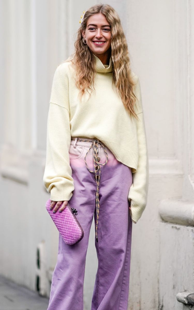 jeans violet pastel pull blanc pochette lavande