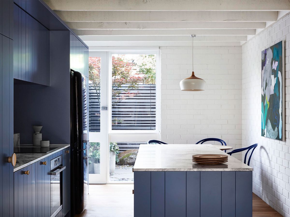 meubles cuisine bleu marine et blanc plan de travail marbre