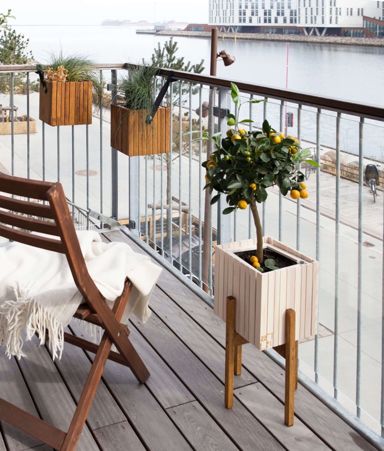 petit balcon en bois chaises en bois deco bacs à fleurs en bois