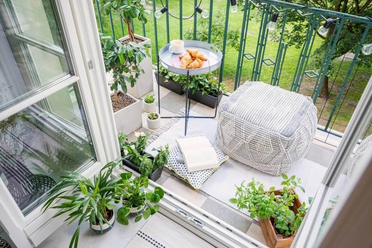 petit balcon etroit pouf petite table deco plantes vertes