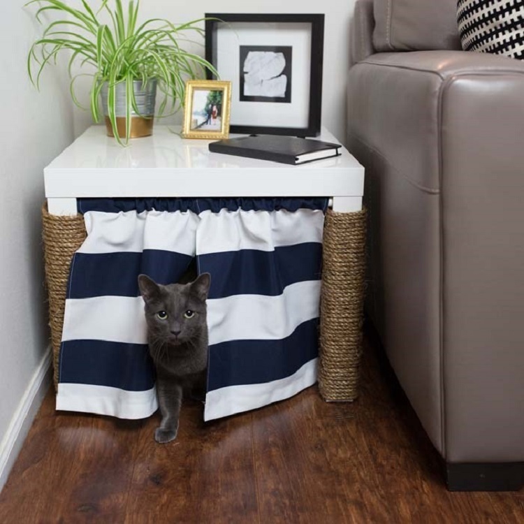 table basse ikea transformé en maison de toilette pour chat