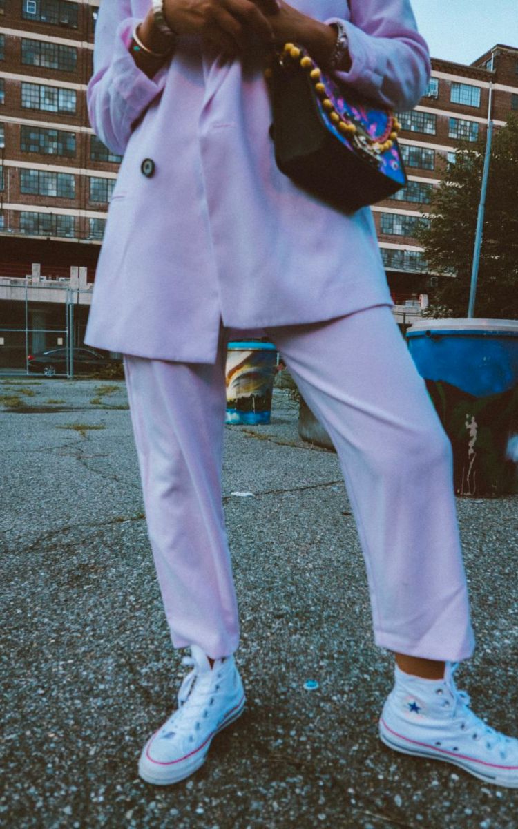 tailleur pantalon femme violet pastel look sporty chic baskets blanches