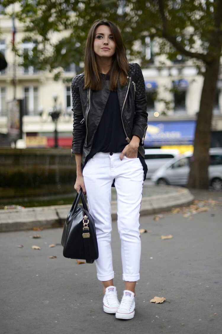 tenue chic et décontractée converse jeans blancs veste en cuir