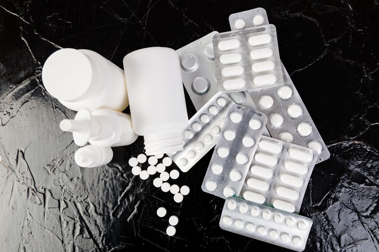 traitements médicaments thérapies antibiotiques COVID-19