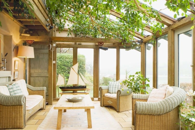 veranda en bois cosy salon de jardn en rotin verdure