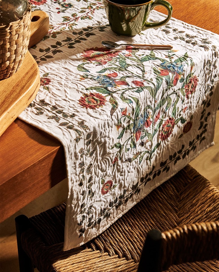 collection zara maison 2020 printemps été accessoires déco tendance chemin de table en coton jacquard motifs fleuris
