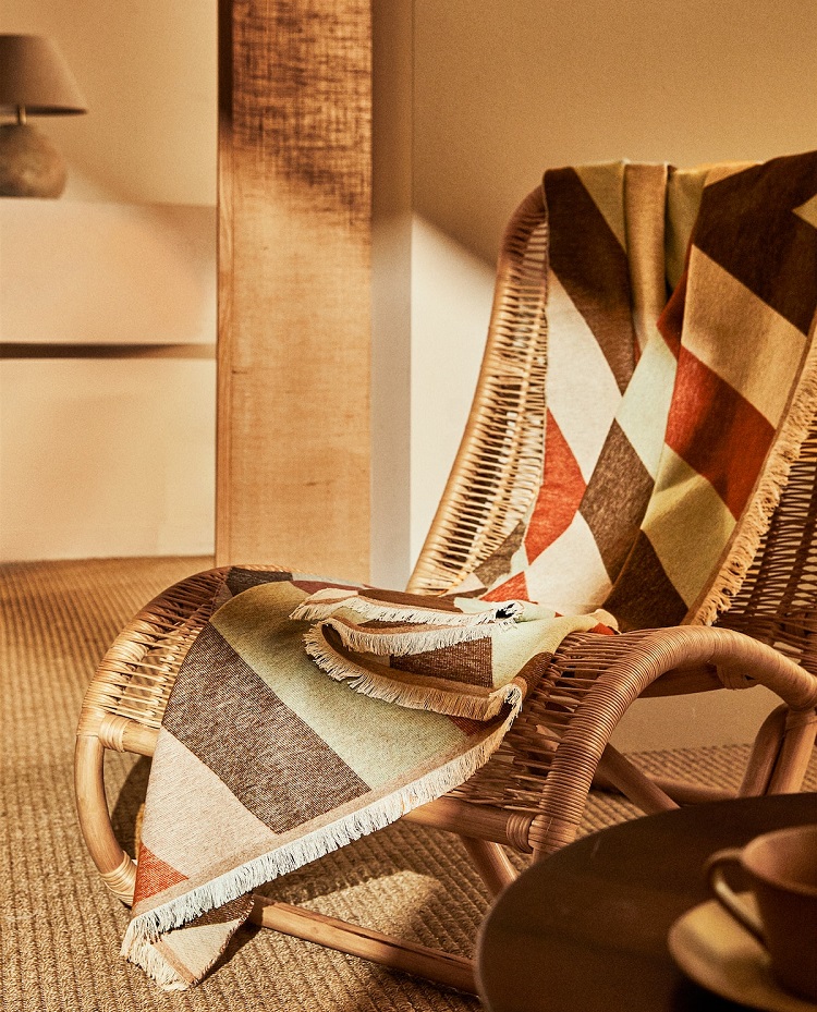 collection zara maison plaids en coton tons chaudes motifs vifs zigzag en franges chaise tressée rustique