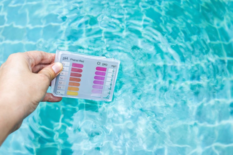 entretien eau piscine traitement au chlore