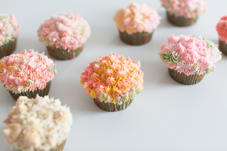 bouquet de fleurs diy comestible fait avec cupcakes maison idée cadeau fête des mères 2020