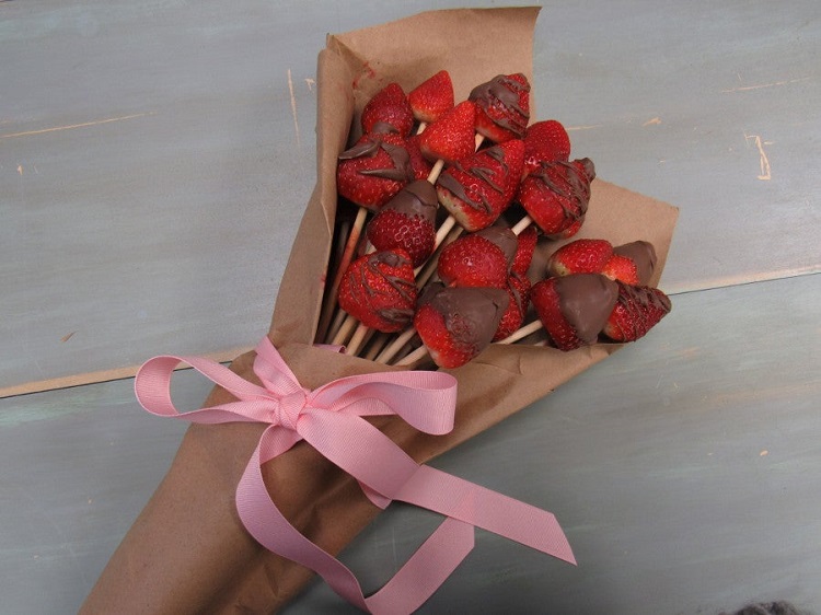 bouquet fête des mères diy gourmand avec brochettes de fraises au chocolat