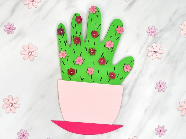carte fête des mères maternelle à faire soi-meme cactus empreinte de main