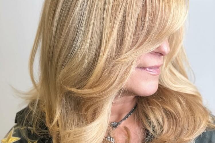 Frange sur le côté pour des cheveux courts et longs