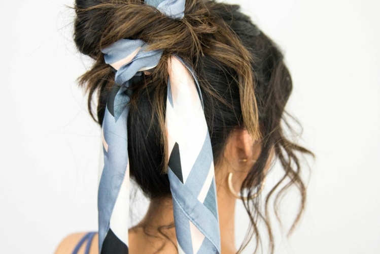 chignon décoiffé haut avec foulard integré