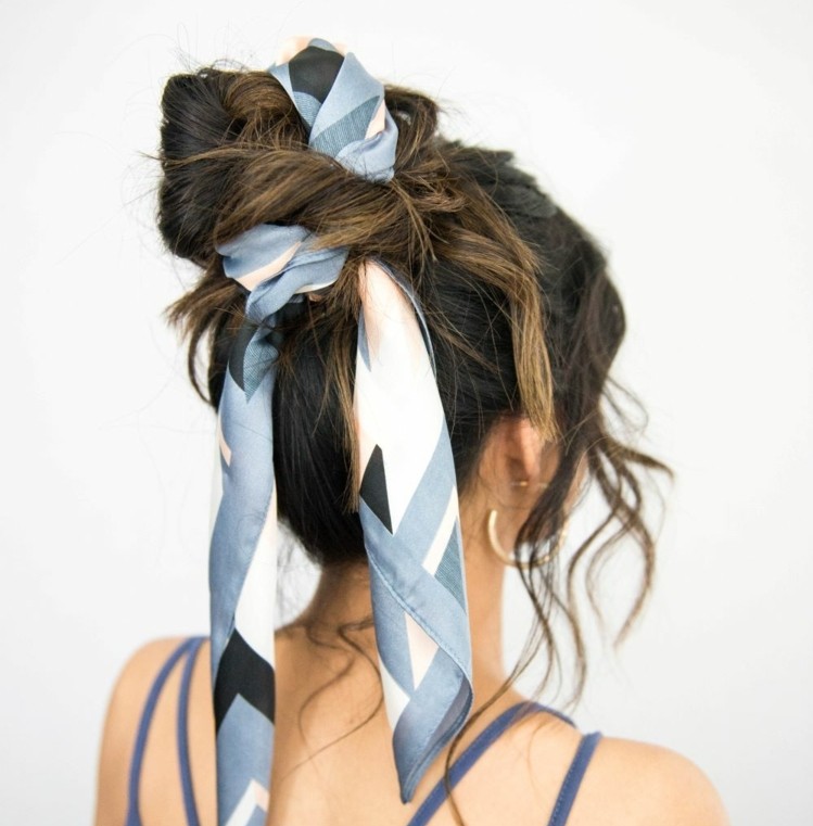 chignon décoiffé haut avec foulard integré