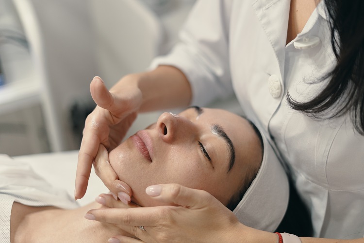 comment se masser le visage massage pour les rides du visage massage anti âge maison facile