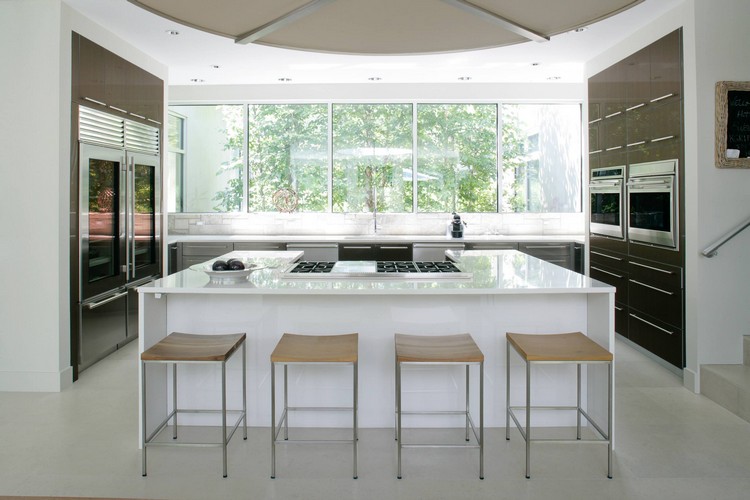 cuisine avec fenetre panoramique style minimaliste îlot central blanc espace lumineux