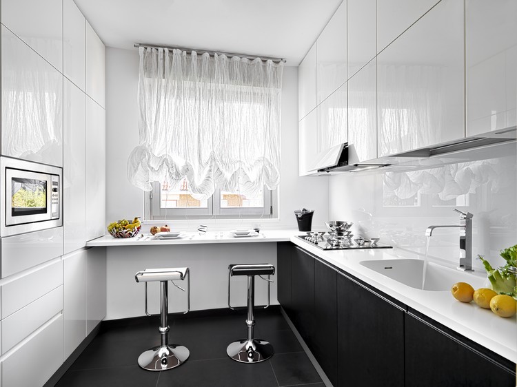 cuisine blanche design meubles noir mat design sophistiqué