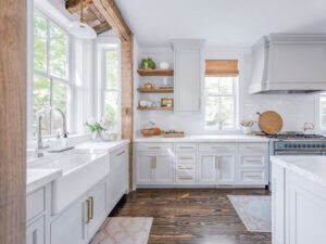 cuisine blanche style rustique grandes fenetres lumière naturelle poutres et étagères bois massif