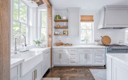 cuisine blanche style rustique grandes fenetres lumière naturelle poutres et étagères bois massif