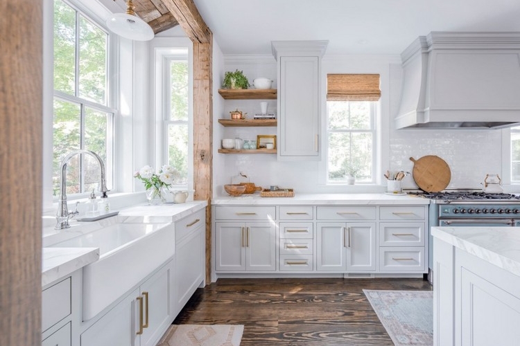 cuisine blanche style rustique grandes fenetres lumière naturelle poutres et étagères bois massif