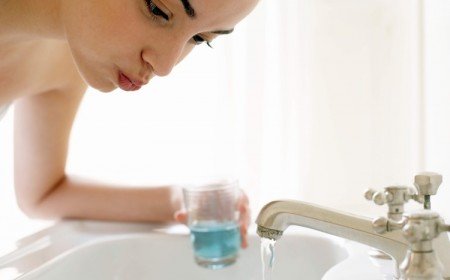 femme fait gargarisme bain de bouche naturel