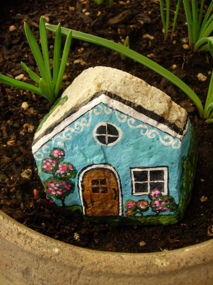 galet peint maison coquette idee deco jardiniere