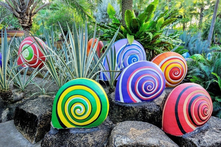 galets peints couleurs vives escargots decoratifs decoration de jardin