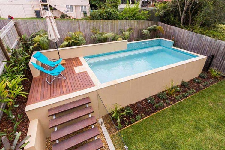 habillage piscine hors terre tuublaire façon terrasse en bois avec escalier chaises longues