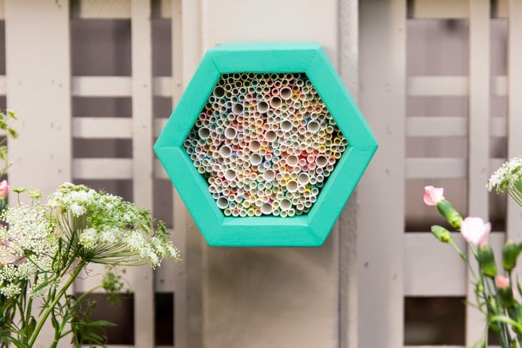 nichoir pour abeilles en bois pailles en papier multicolores