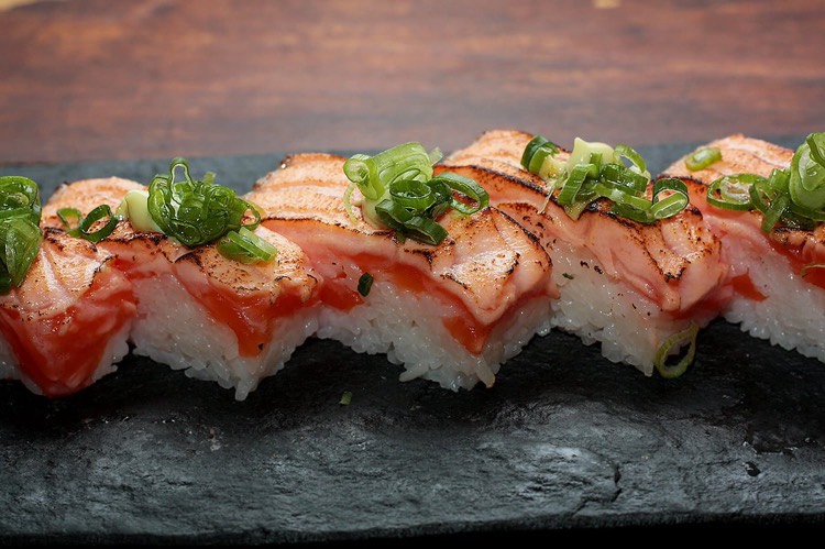 oshizushi saumon fume oignon nouveau