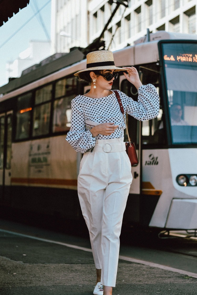pantalon taille haute blanc avec chemise chapeau estival look femme stylée
