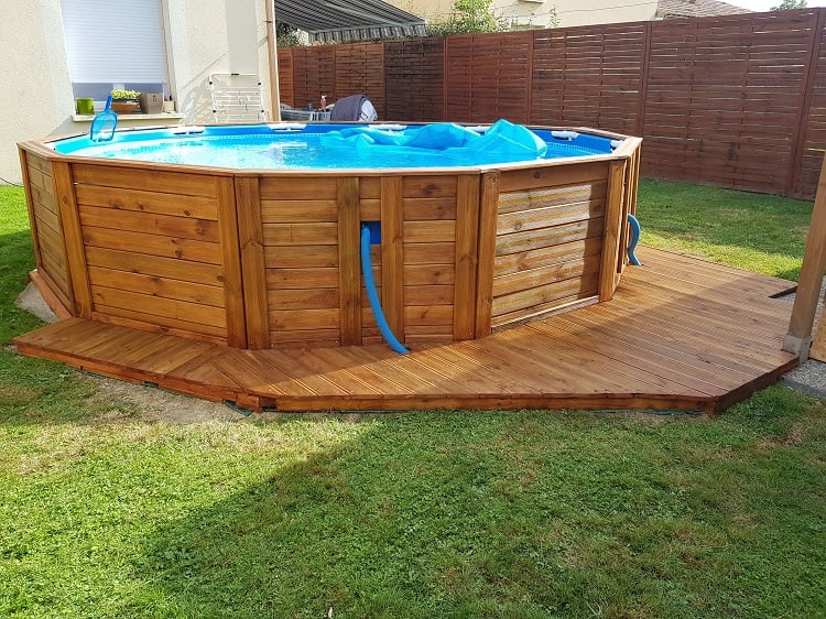 piscine hors sol habillage en lames de bois laqué posées horizontalement