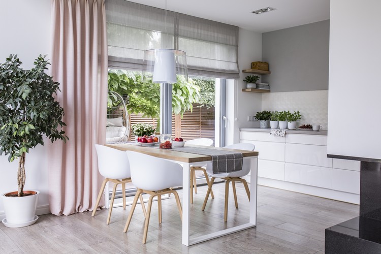 porte-fenêtre vitrée cuisine moderne style scandinave touches pastel