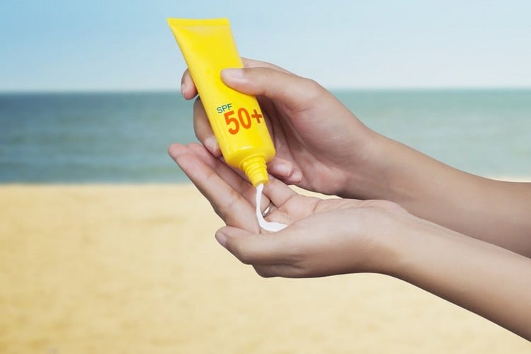protection solaire des mains crème SPF utilisation d'humidificateur