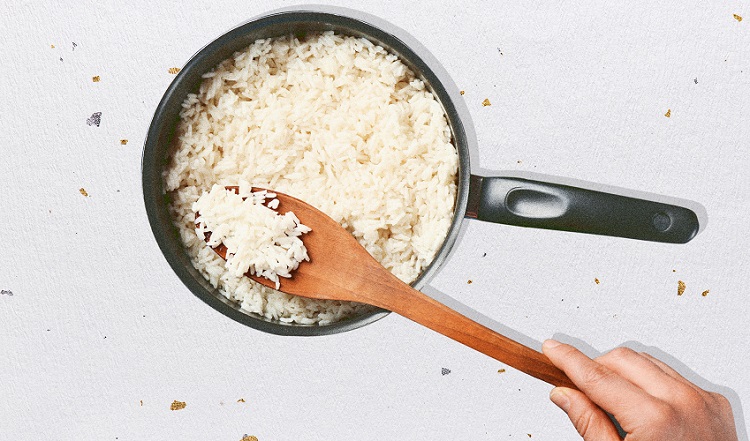 que faire avec l'eau de cuisson du riz les bienfaits de l'eau de riz peau cheveux visage