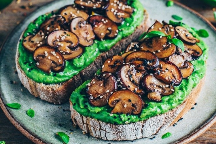 recette toast facile et saine tartine à l'avocat champignons à l'ail