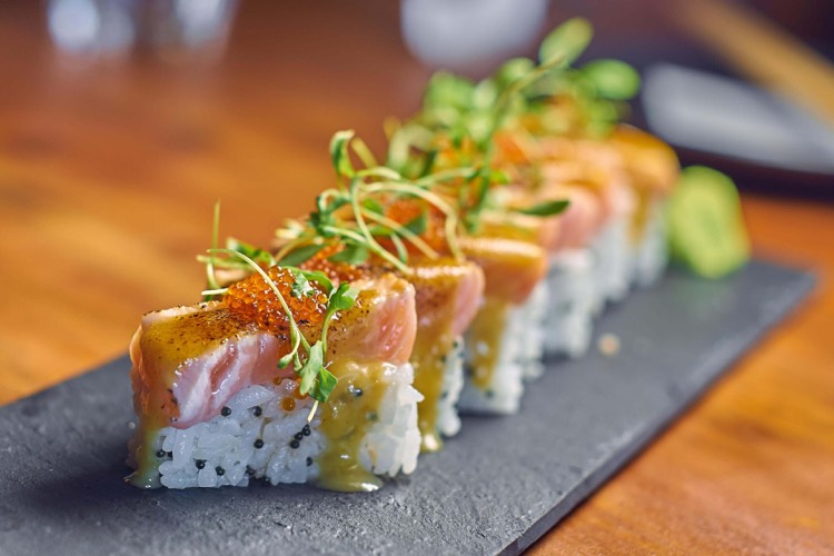 sushi presse saumon legumes