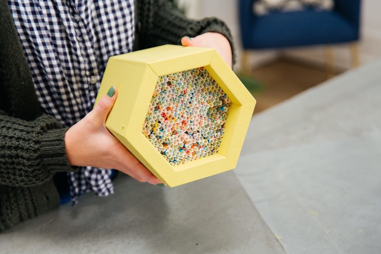 tuto bricolage nichoir pour abeilles solitaires pailles en papier multicolores