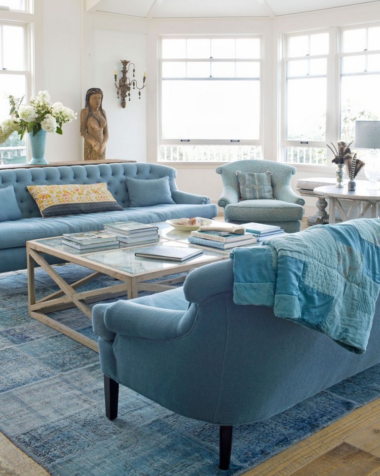 ambiance bord de mer dans le salon fleurs canapés bleus table design en bois