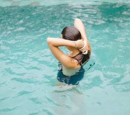astuces pour proteger ses cheveux du chlore dans la piscine