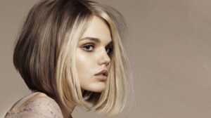 carré plongeant blond miel mi longue
